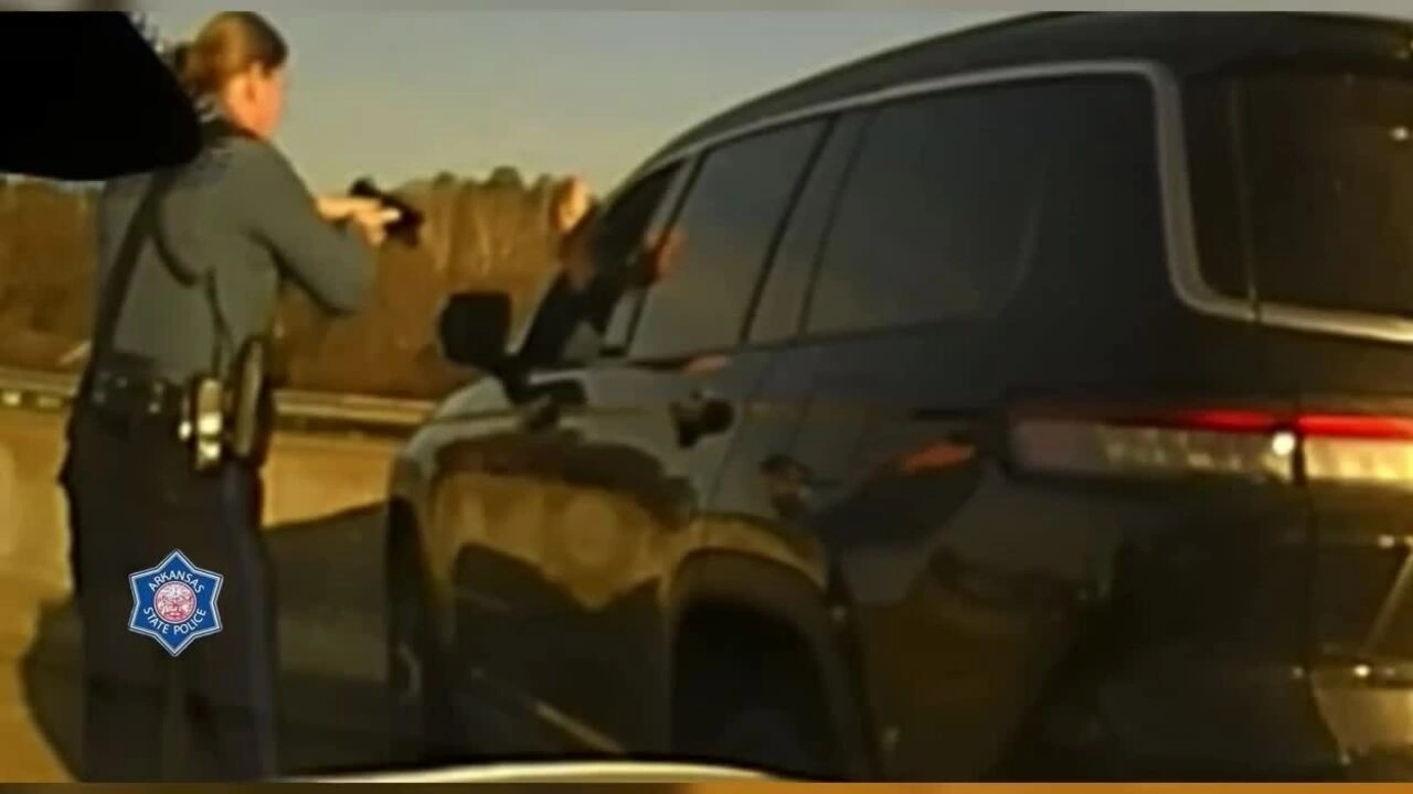 Cảnh sát Mỹ đâm xoay ôtô của người bố chở con nhỏ đi cấp cứu