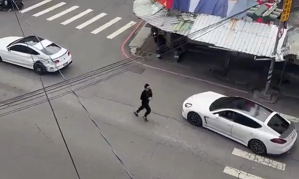 Hai tài xế xe sang kèn cựa, lao vào ẩu đả