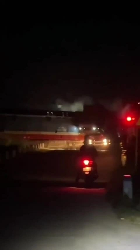 Ôtô đầu kéo mắc kẹt trên đường ray, bị tàu hỏa tông vỡ đôi