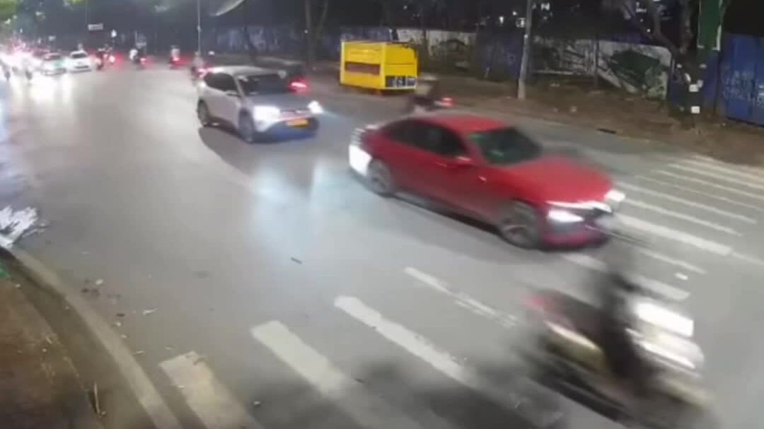 Ôtô gây tai nạn liên hoàn trên phố trung tâm Hà Nội