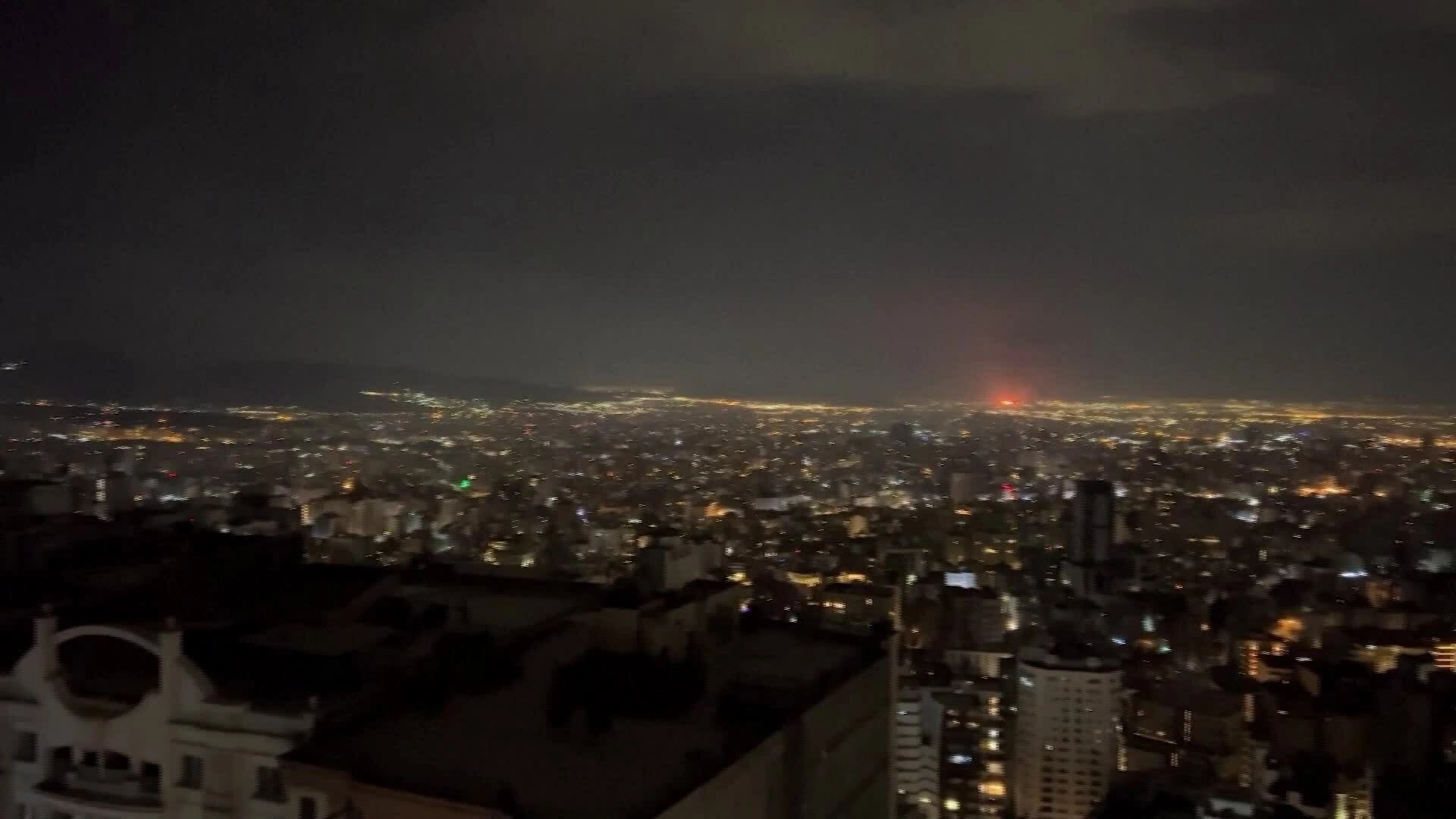 Israel lần đầu tập kích cơ sở dầu mỏ Iran