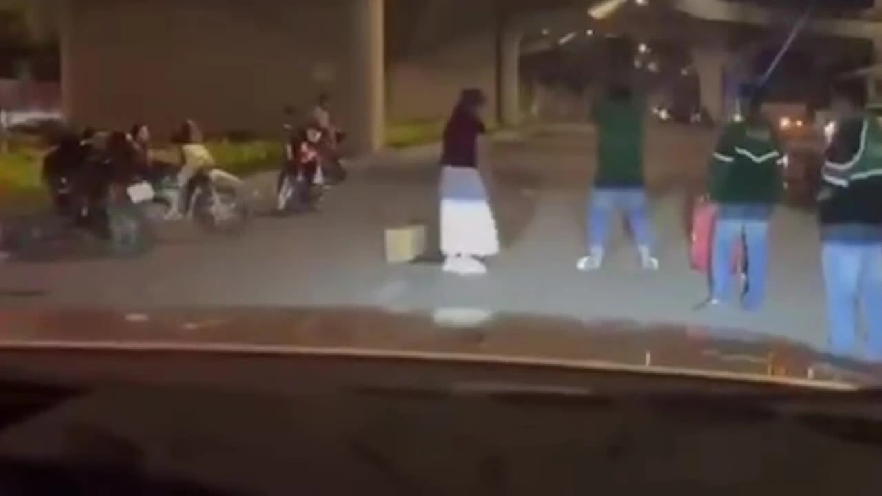 Tài xế xe ôm bị bắt vì đập phá hành lý của khách tại sân bay Tân Sơn Nhất