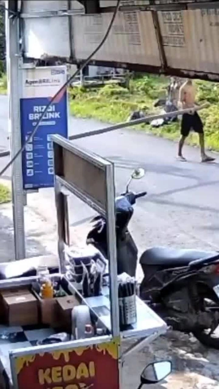 Thanh niên kéo cây tre ngang đường làm ngã người đi xe máy