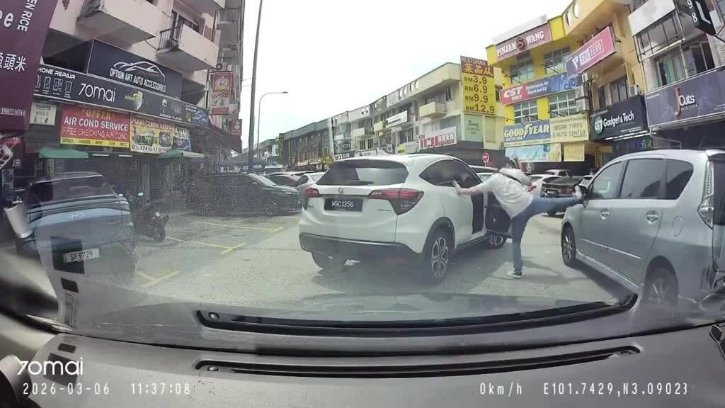 Tài xế bẻ gãy gương chiếu hậu ôtô đỗ chắn lối