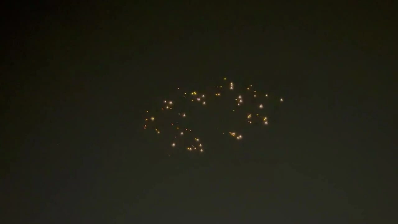 Khoảnh khắc 'tên lửa mang đầu đạn chùm' Iran tập kích Israel