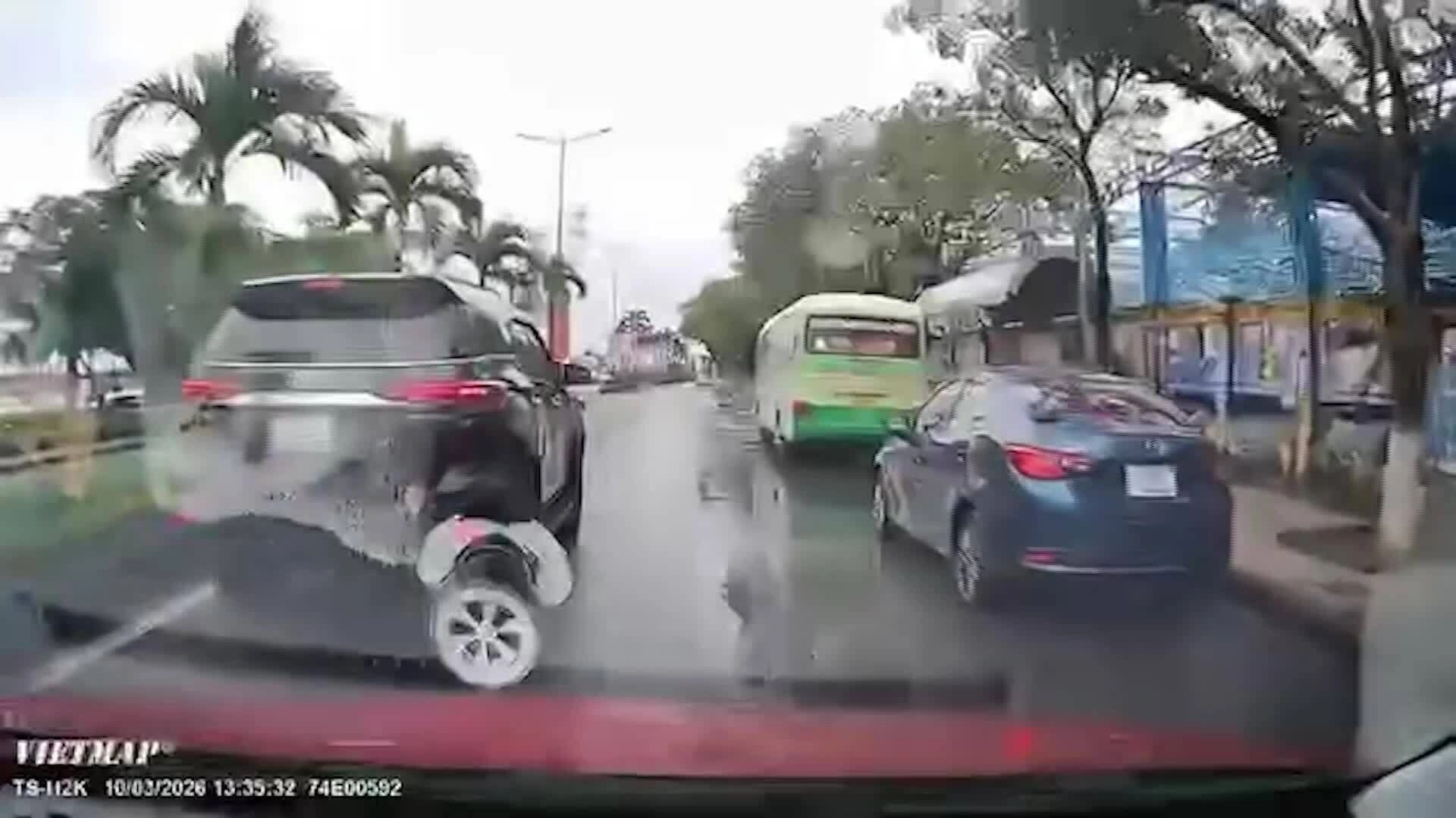 Tài xế dừng xe giữa đường, không cho xe sau vượt bị phạt 5 triệu đồng