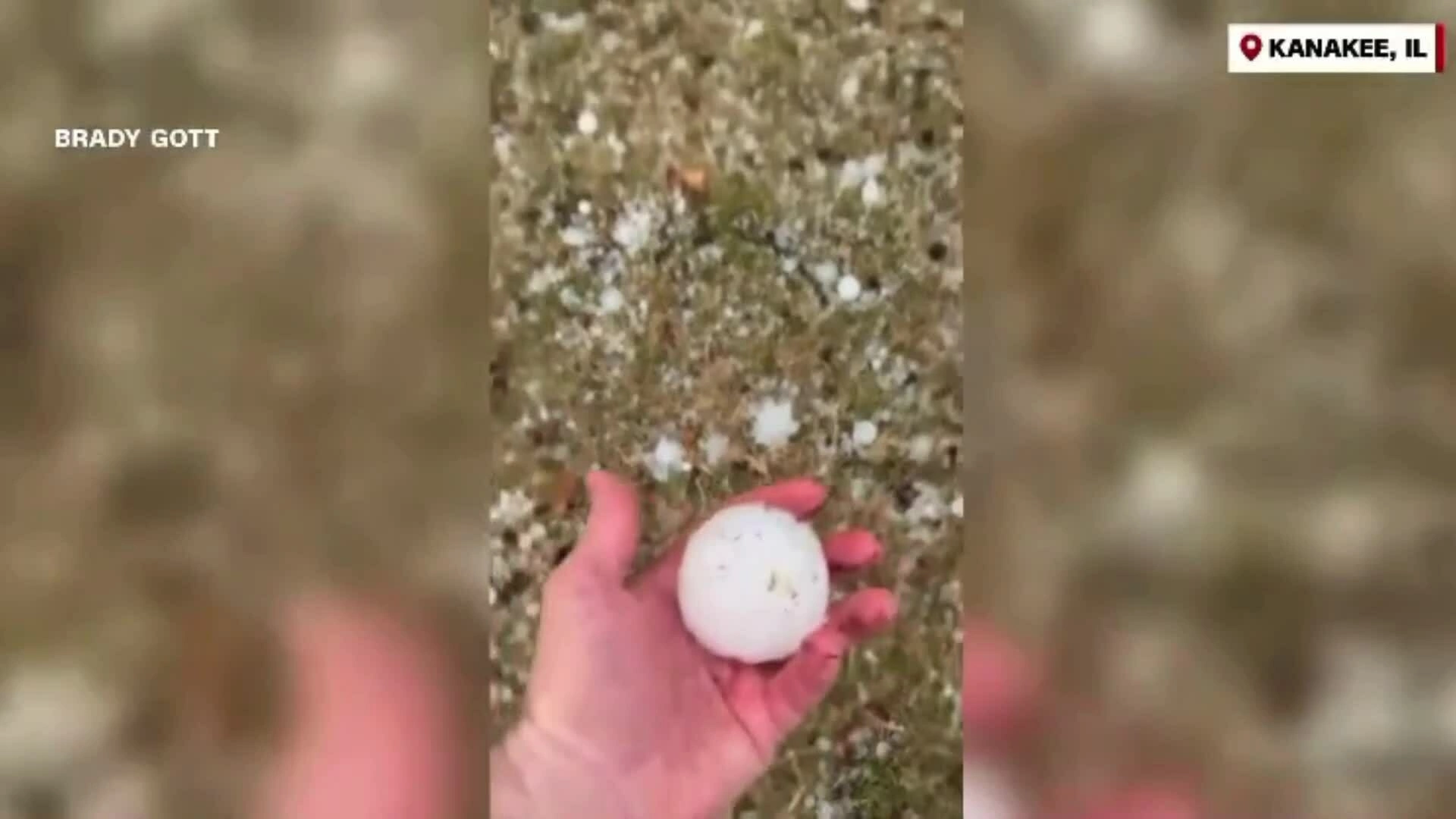 Mưa đá to bằng quả bóng chày trút bể kính ôtô ở Mỹ