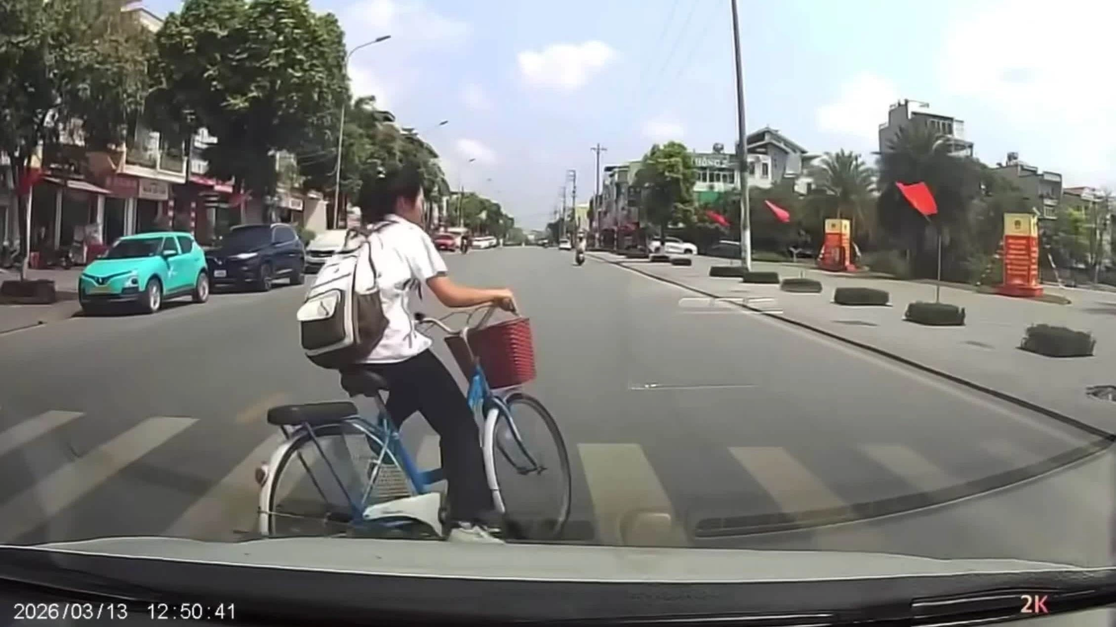 Ô tô húc ngã cô bé đi xe đạp: ai sai?