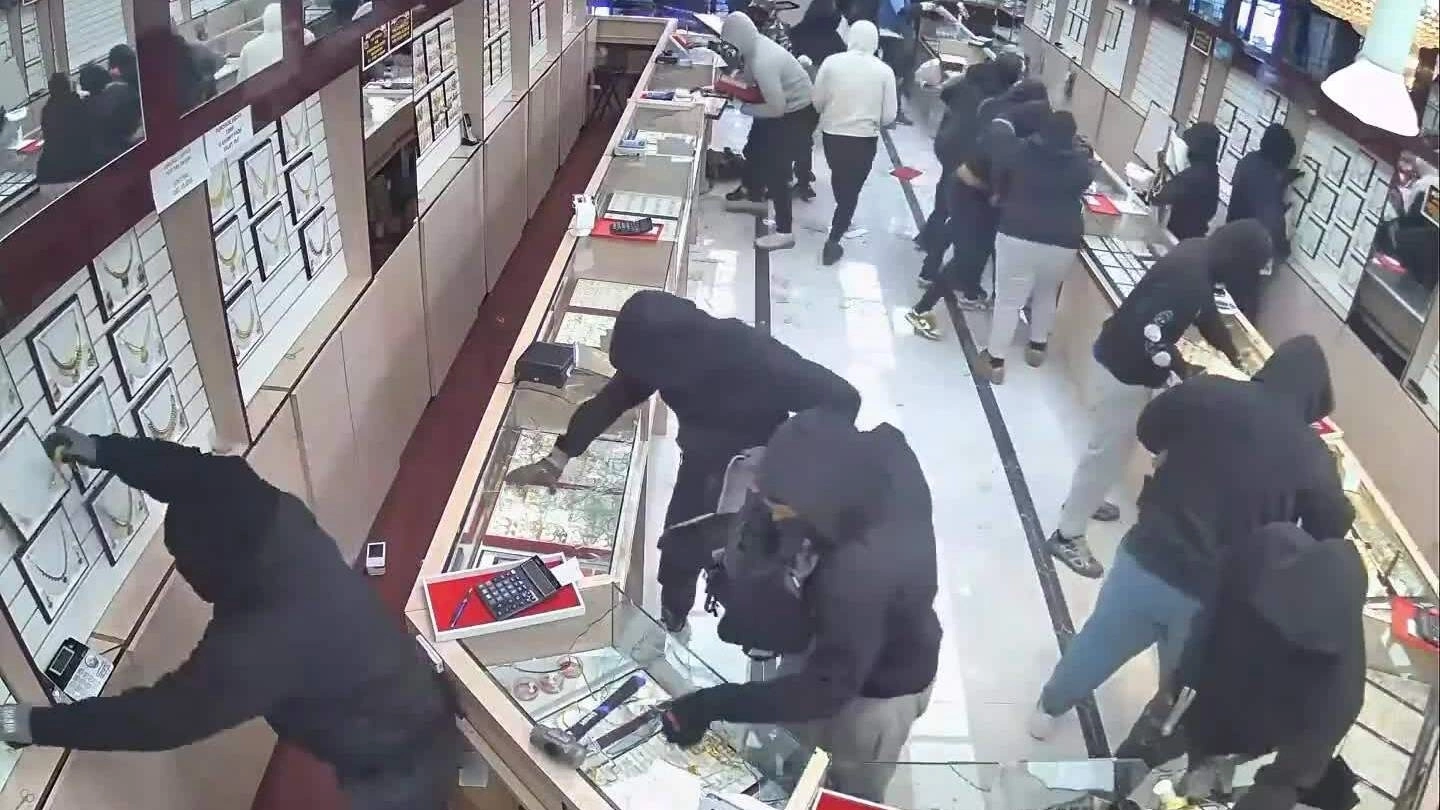 Băng cướp cuỗm hơn 1,5 triệu USD trang sức ở California