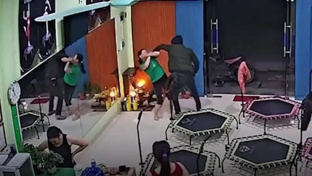 Tên cướp xông vào phòng tập thể dục giật dây chuyền của phụ nữ