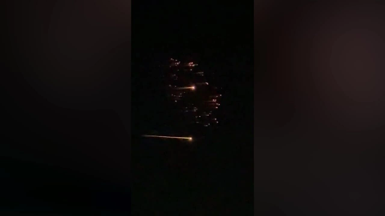 Khoảnh khắc đạn con lao xuống Israel