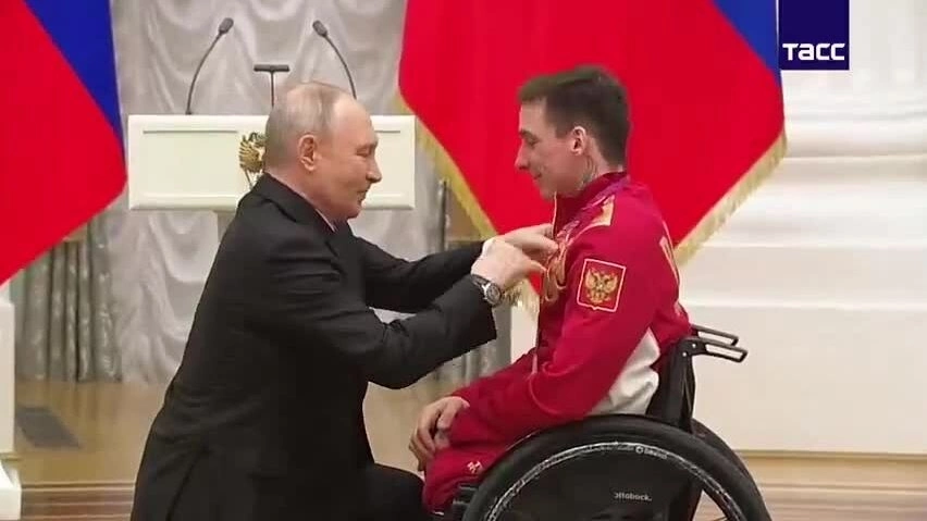 Ông Putin quỳ một gối khi trao huân chương cho VĐV khuyết tật