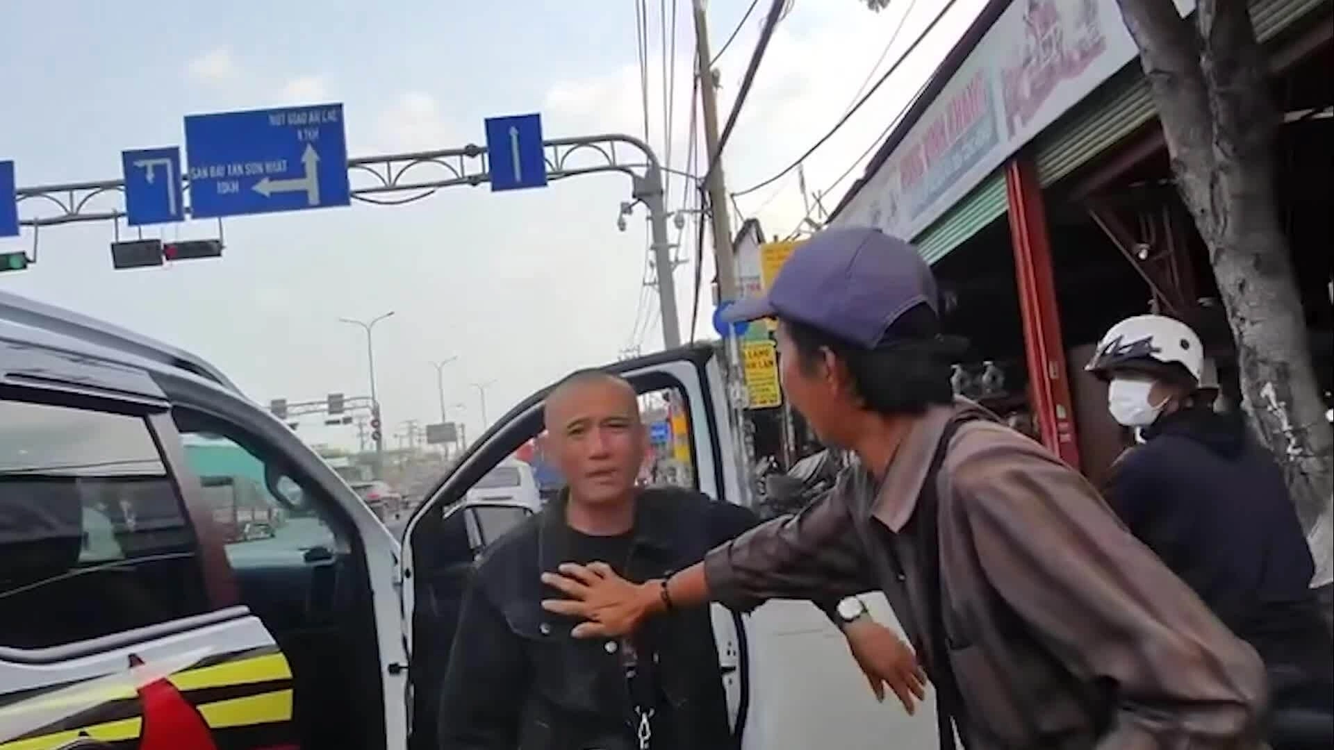 Hai người đi ôtô hành hung người dừng mua vé số trên đường