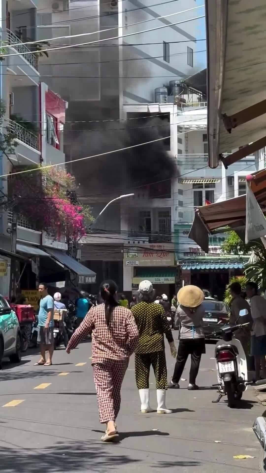 Cháy nhà 4 tầng ở trung tâm Nha Trang, 2 người thoát nạn