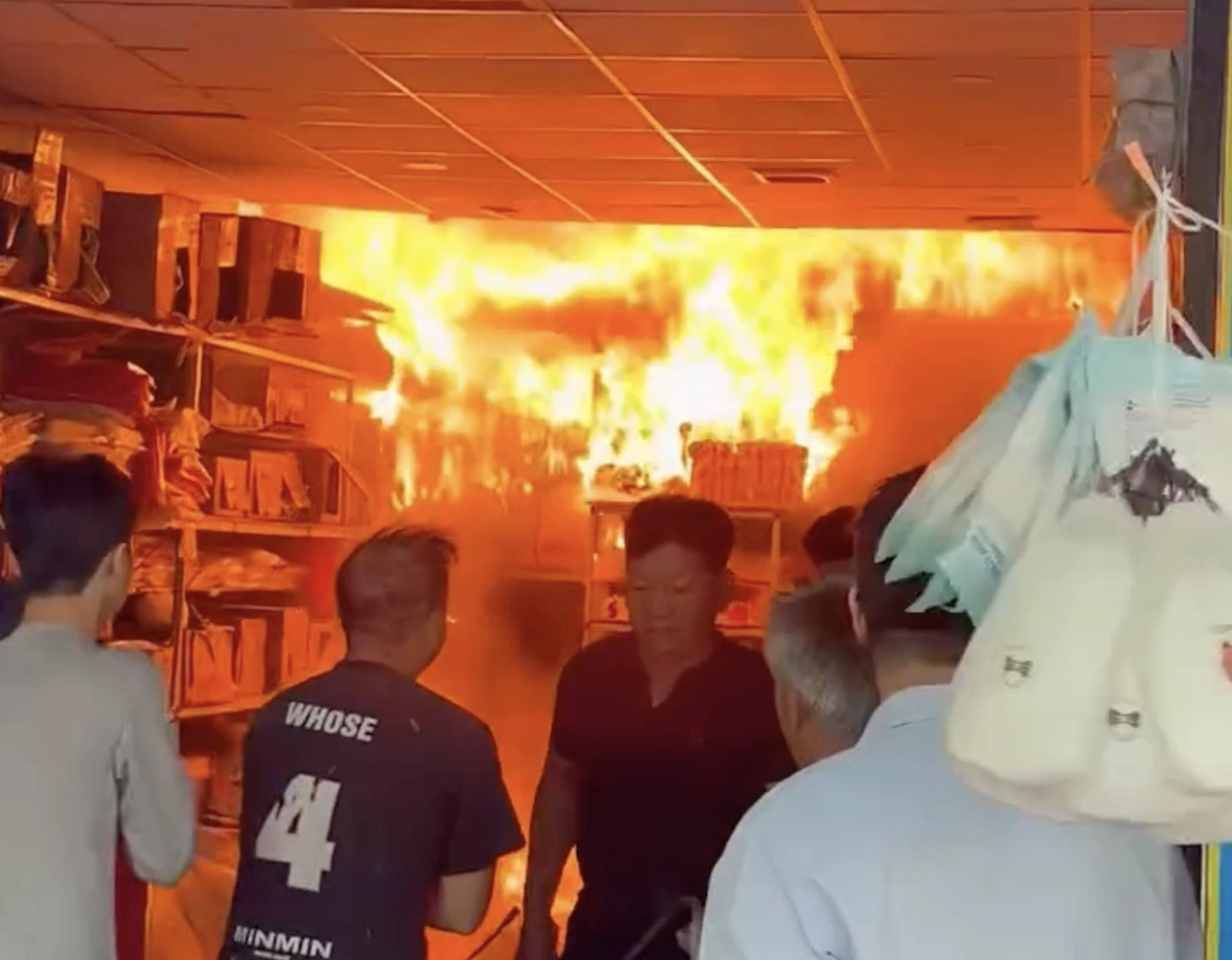 Cửa hàng ở TP HCM cháy ngùn ngụt