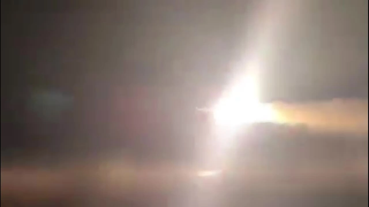 Hơn 100 tên lửa Iran nhắm vào tàu sân bay Mỹ