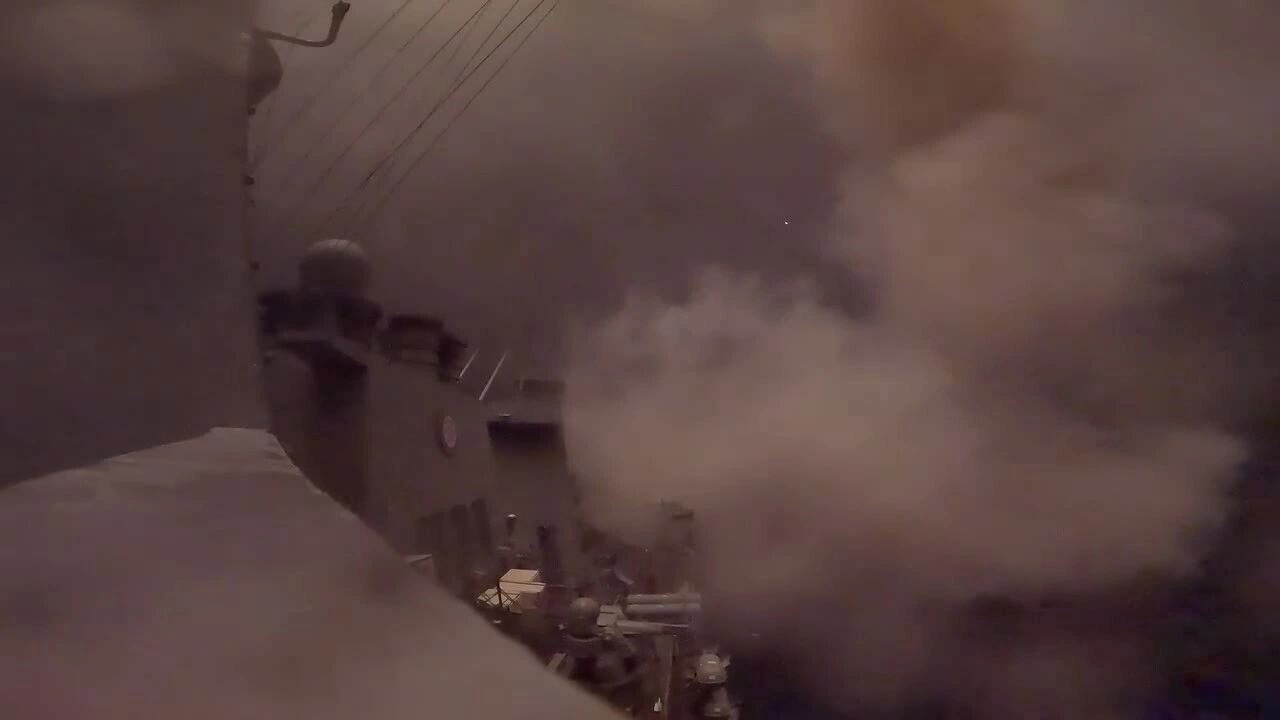 Khu trục hạm Mỹ khai hỏa tên lửa