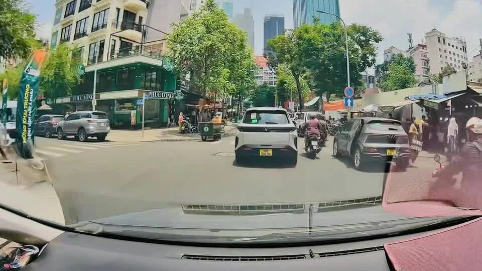 Cửa ôtô mở xô ngã người đi xe máy