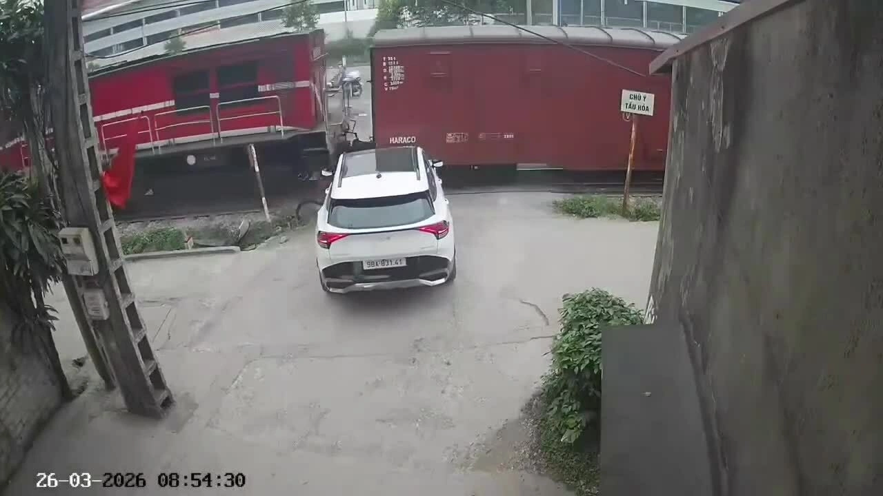 Xe con bị tàu hỏa đâm bay đầu