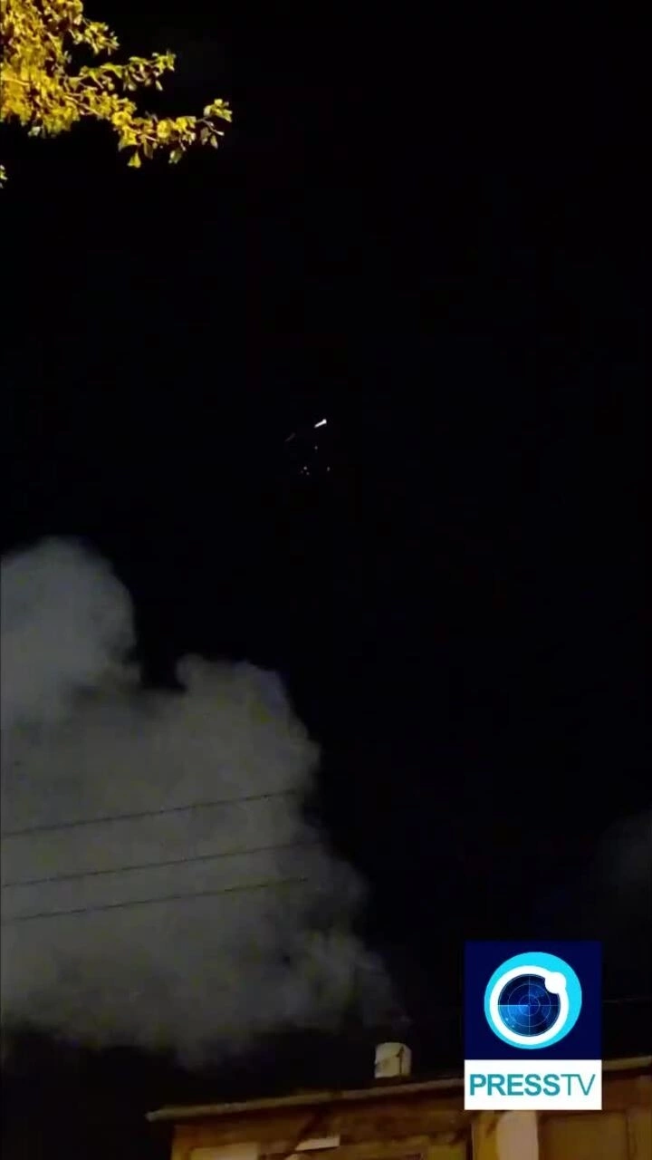 Đạn chùm rơi xuống Tel Aviv