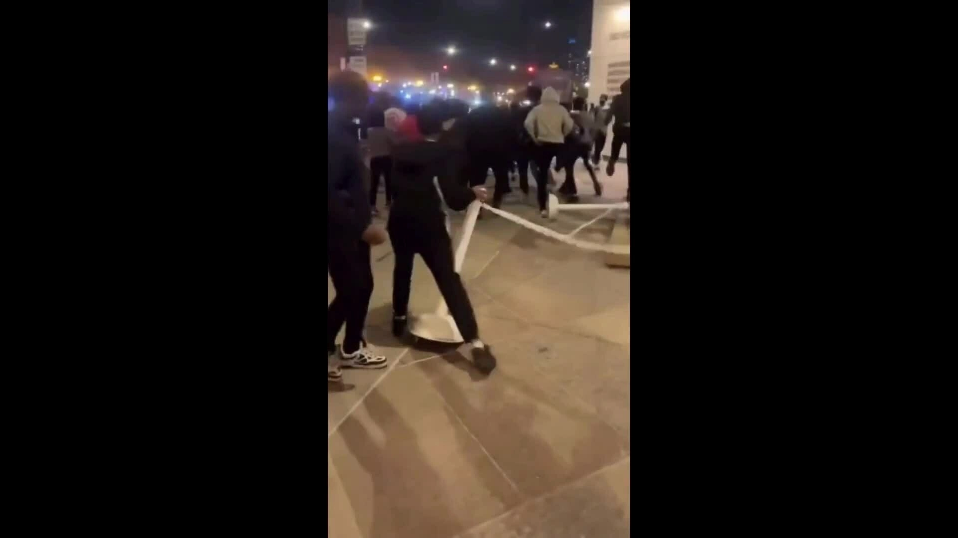 Hàng trăm 'trẻ trâu' nhảy lên ôtô, đánh nhau ở Chicago