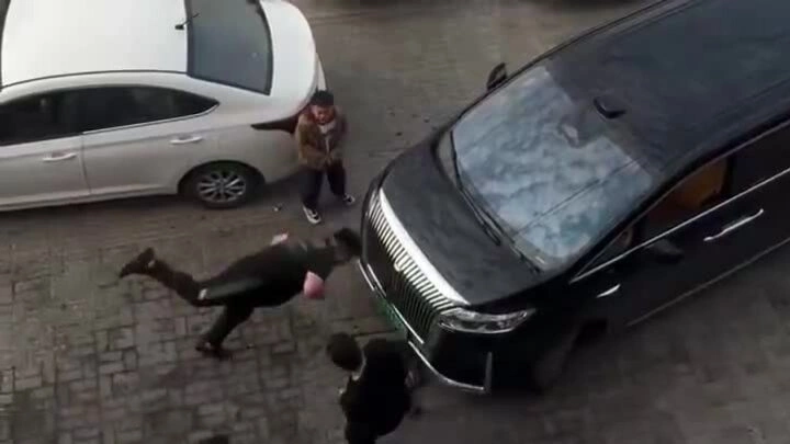 Tài xế điên cuồng lao đầu vào xe đối thủ sau tranh cãi