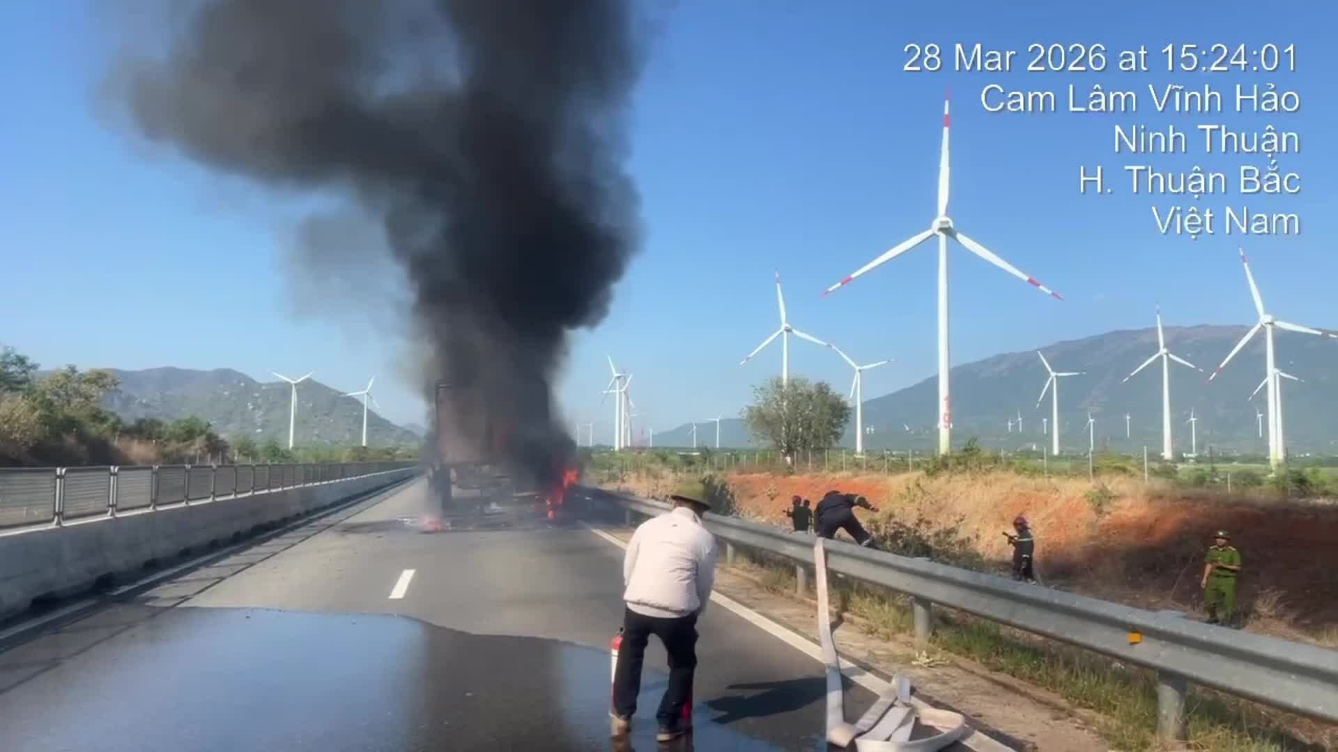 Cháy xe tải trên cao tốc Cam Lâm