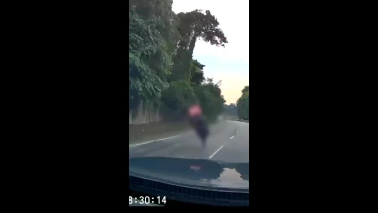 Xe máy thụt hố ở tốc độ cao, người lái ngã cắm mặt