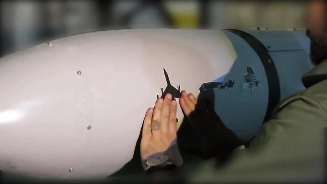 Iran hé lộ vũ khí đánh trúng 'máy bay mắt thần' Mỹ