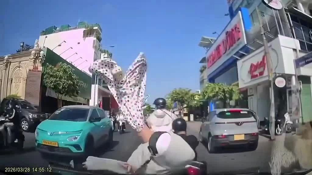 Ôtô húc bay người đi xe máy phía trước