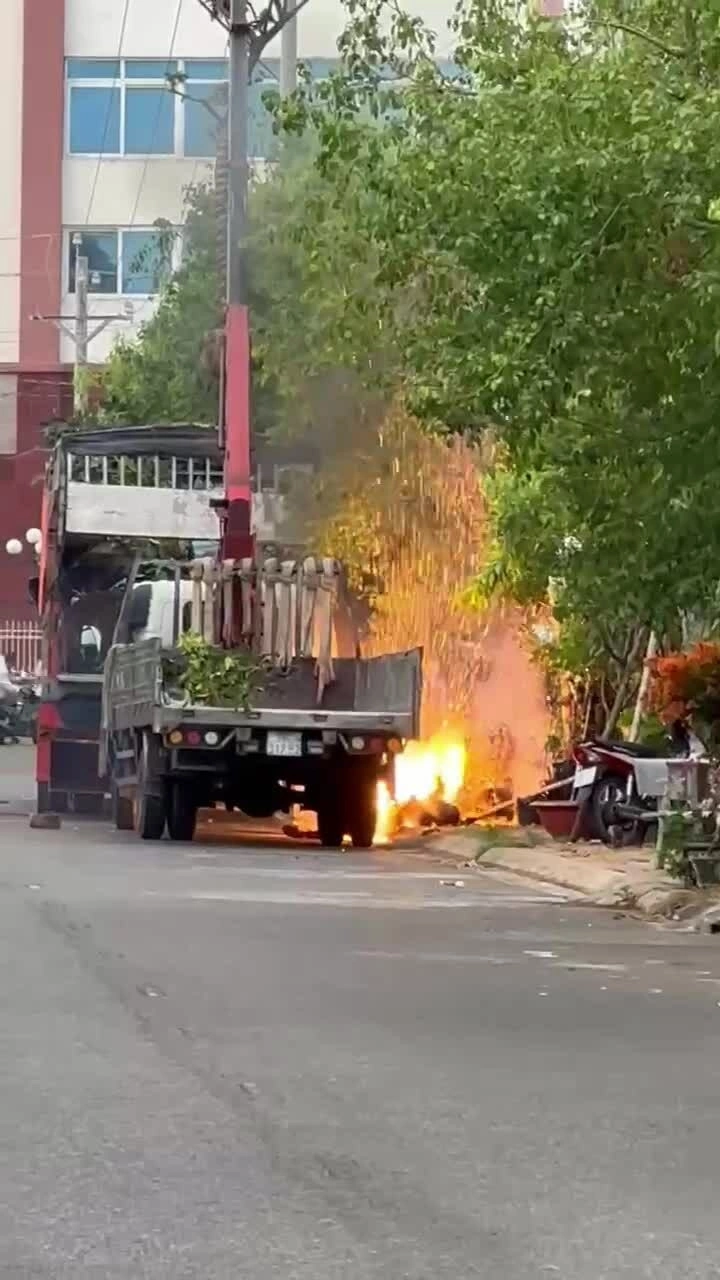 Xe cẩu vướng dây điện phát nổ, tài xế tử vong