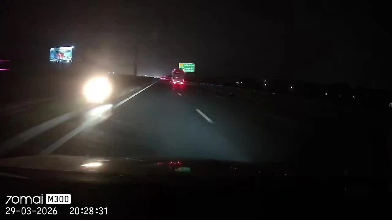 Xe máy lao ngược chiều cao tốc trong đêm