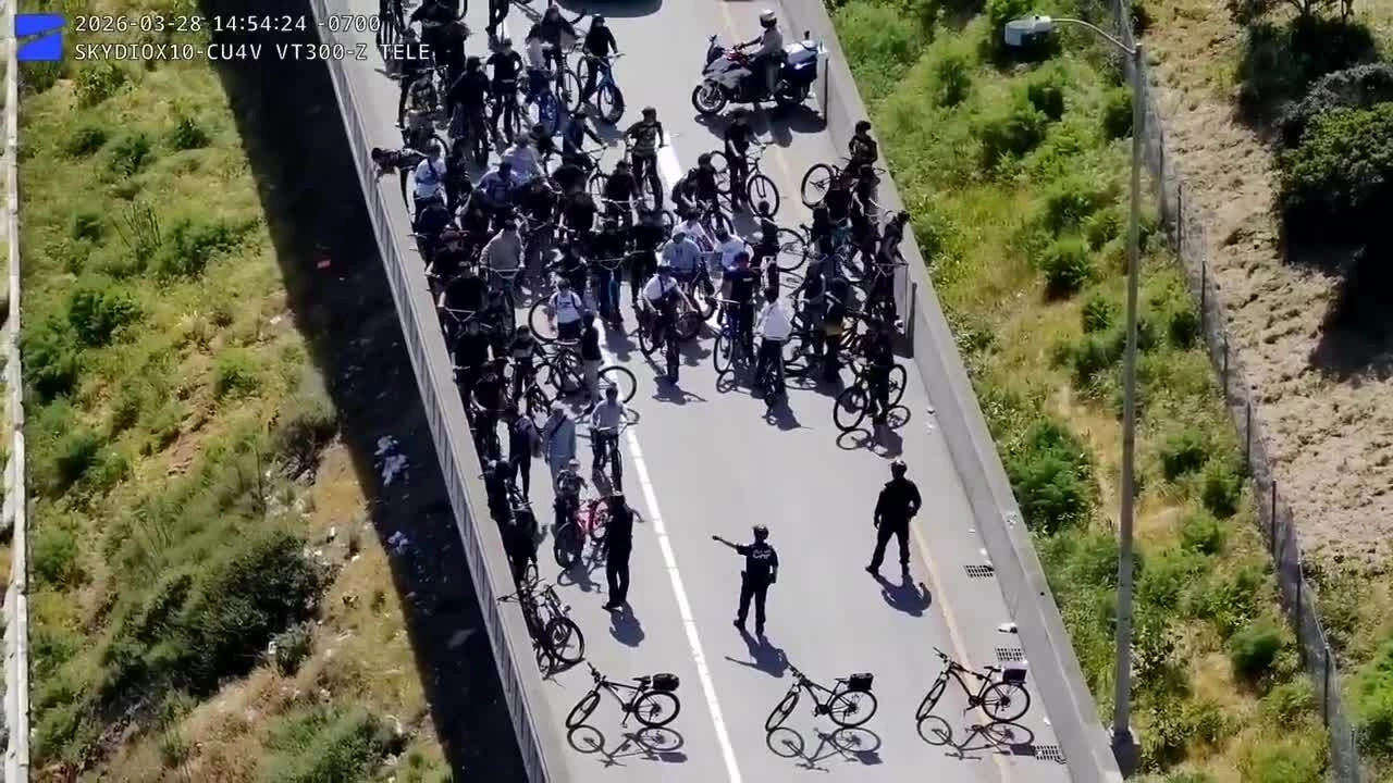 Nhóm 85 người đi xe đạp lao thẳng vào bẫy của cảnh sát