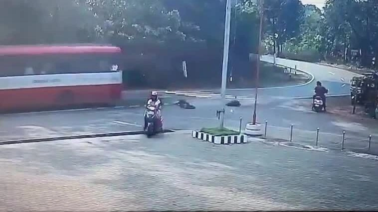 Hai chị em rơi khỏi xe buýt khi trên đường đi thi