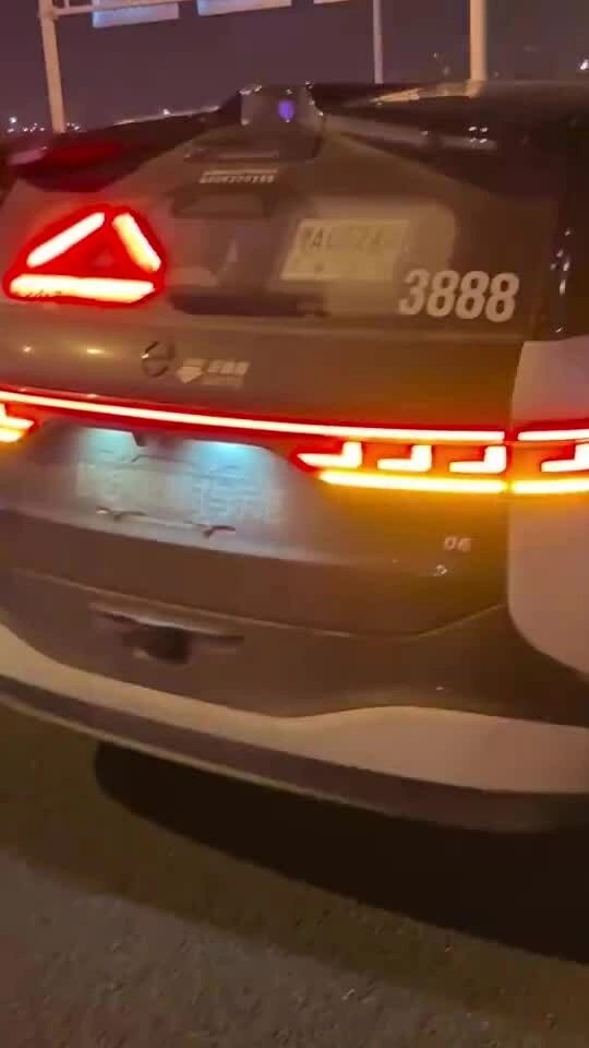 Taxi tự lái đứng bất động, hành khách mắc kẹt trên cao tốc