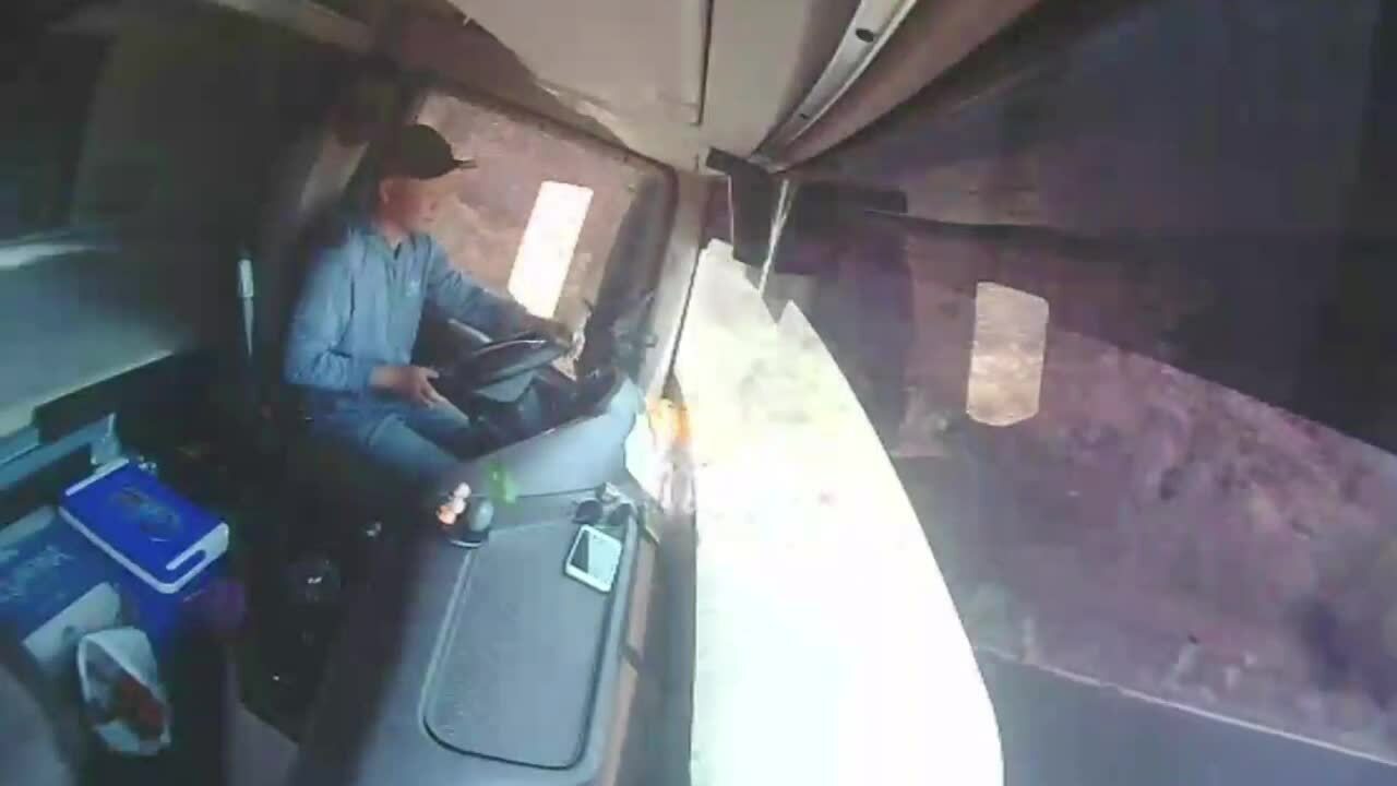 Xe container lật, ba người chết