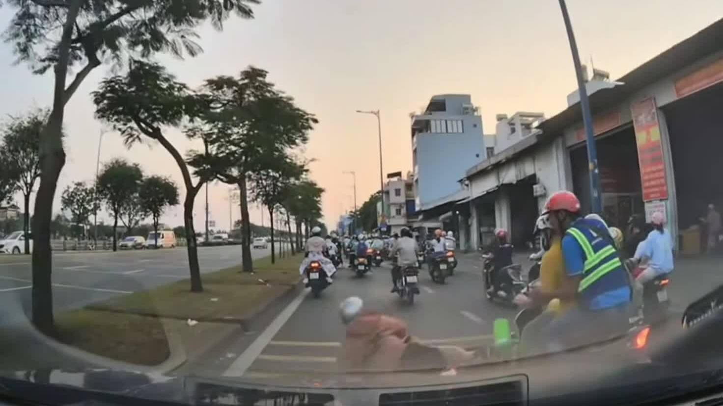 Người phụ nữ đi xe máy vượt ẩu, ngã sấp trước đầu ôtô