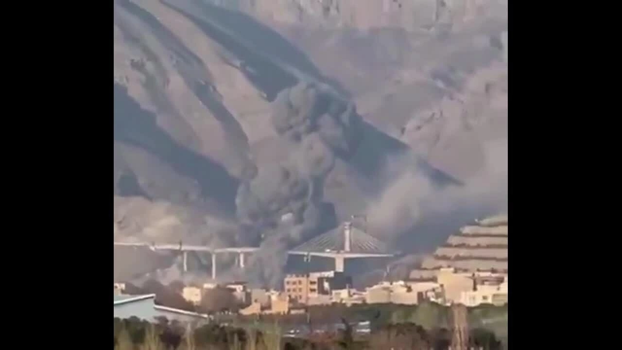 Ông Trump đăng video 'cây cầu lớn nhất ở Iran sụp đổ'