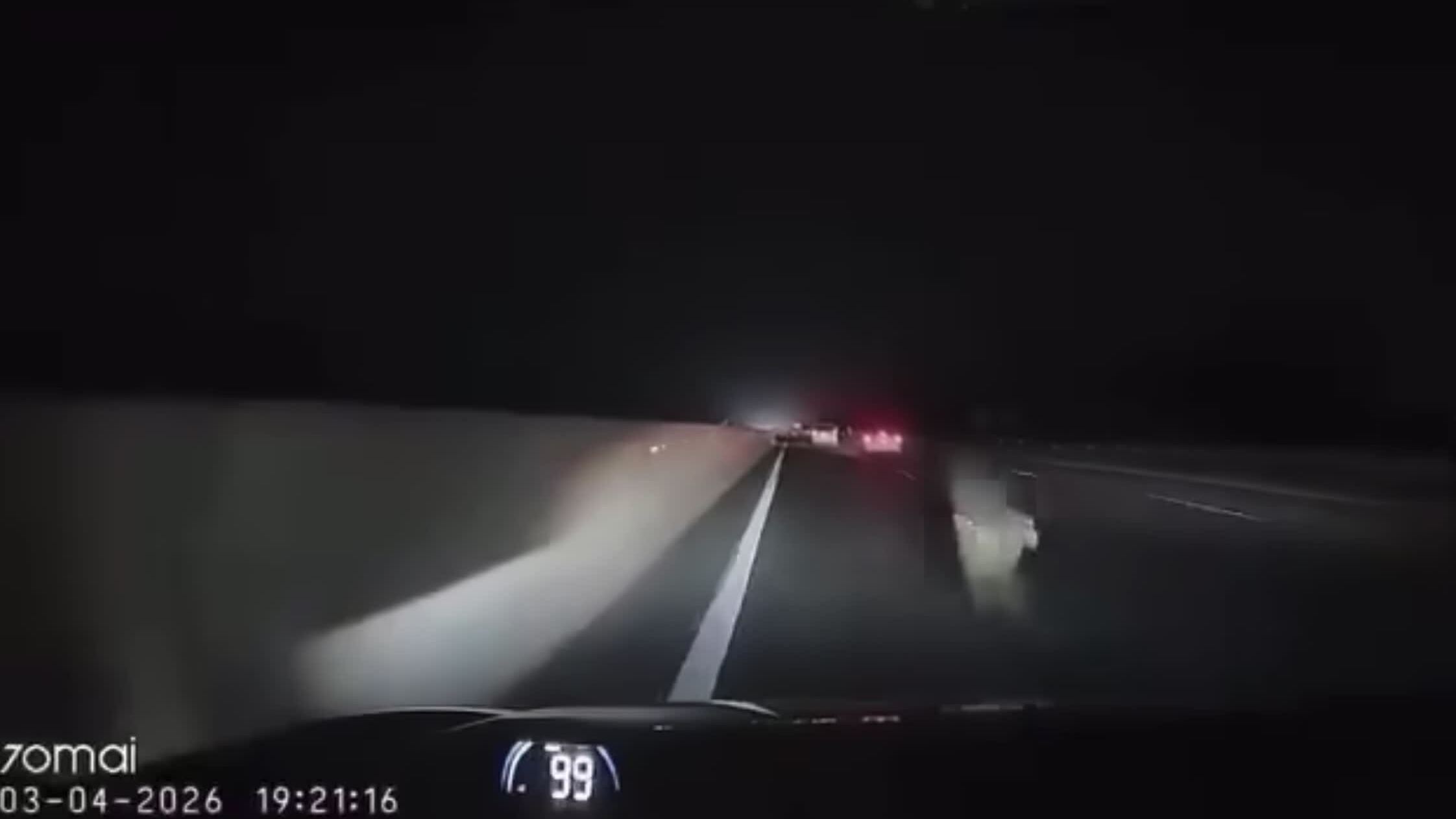 Tài xế đánh lái như chớp tránh người đi bộ giữa cao tốc trong đêm