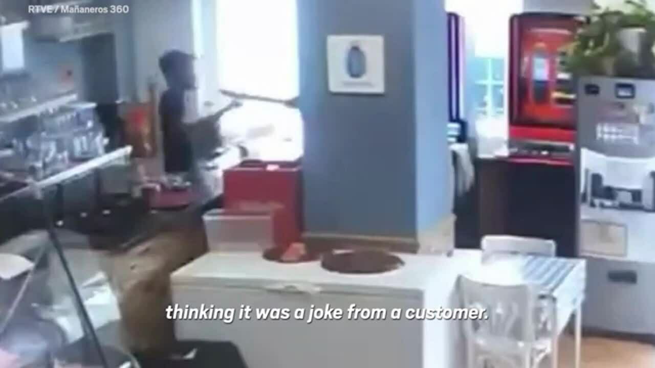 Cầm dao cướp quán bar bất thành vì nhân viên tưởng trò đùa