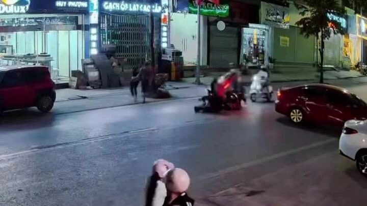 Diễn trò tránh ôtô, thanh niên đi xe máy gây tai nạn