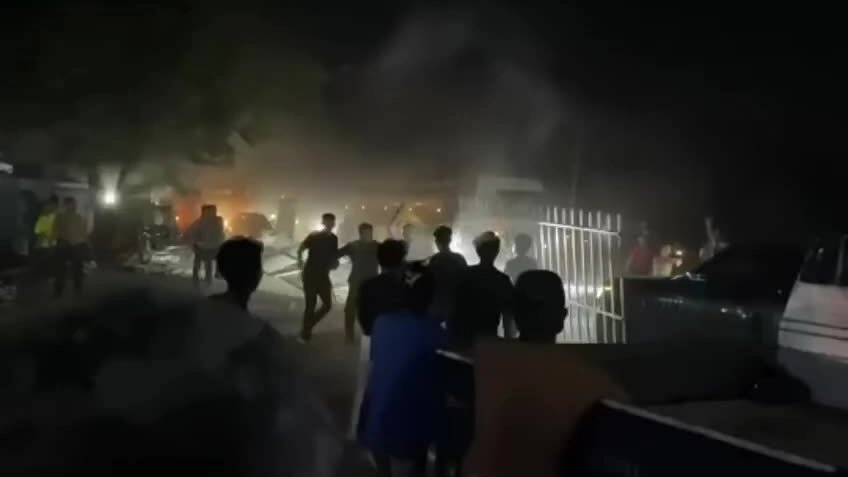 Người biểu tình 'nhốt' xe cảnh sát ở Campuchia