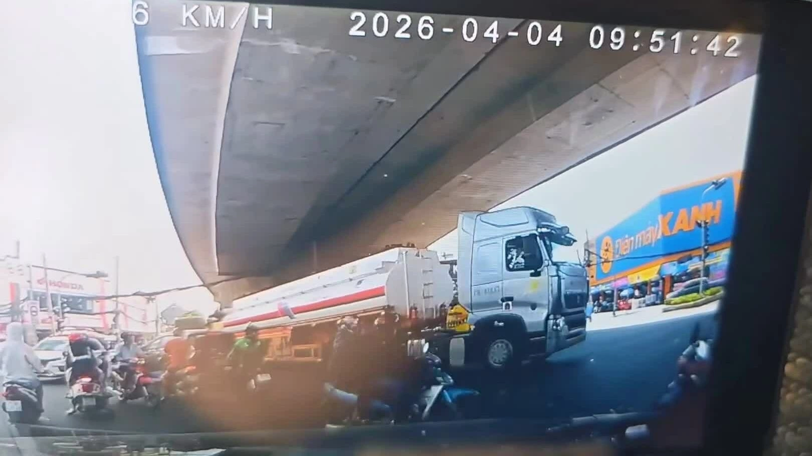 Người đi xe máy suýt mất mạng khi rẽ trái sát xe bồn