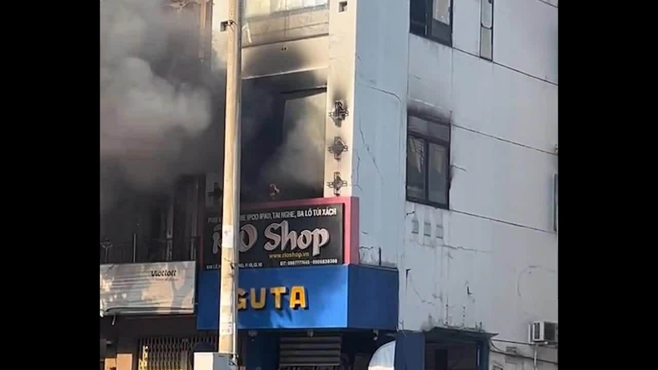 Cháy nhà 4 tầng ở trung tâm TP HCM
