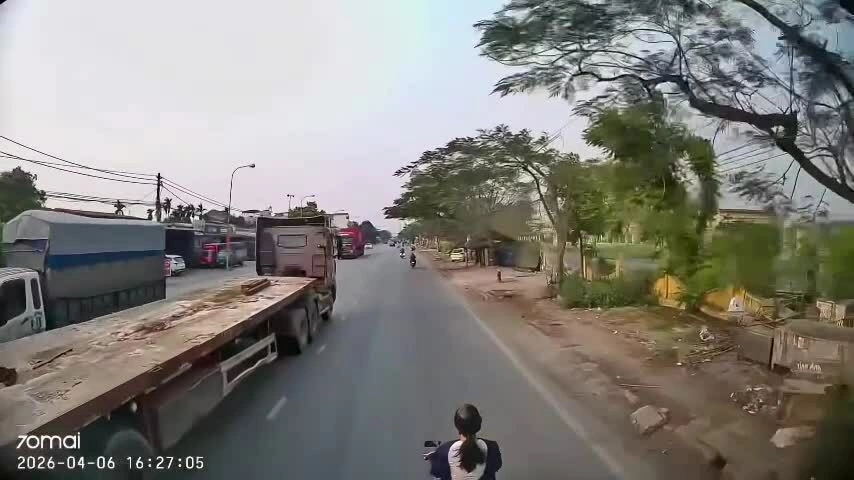 Cô gái ngơ ngác khi bị xe tải ủn đi hàng trăm mét