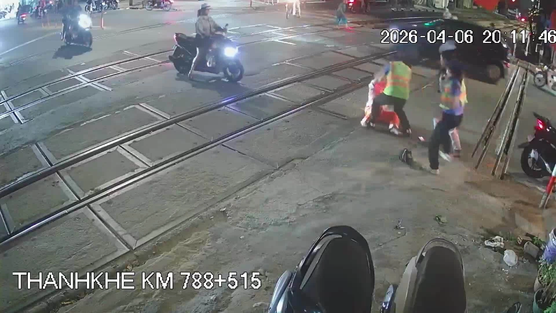 Hai nhân viên gác chắn đường sắt bị hành hung