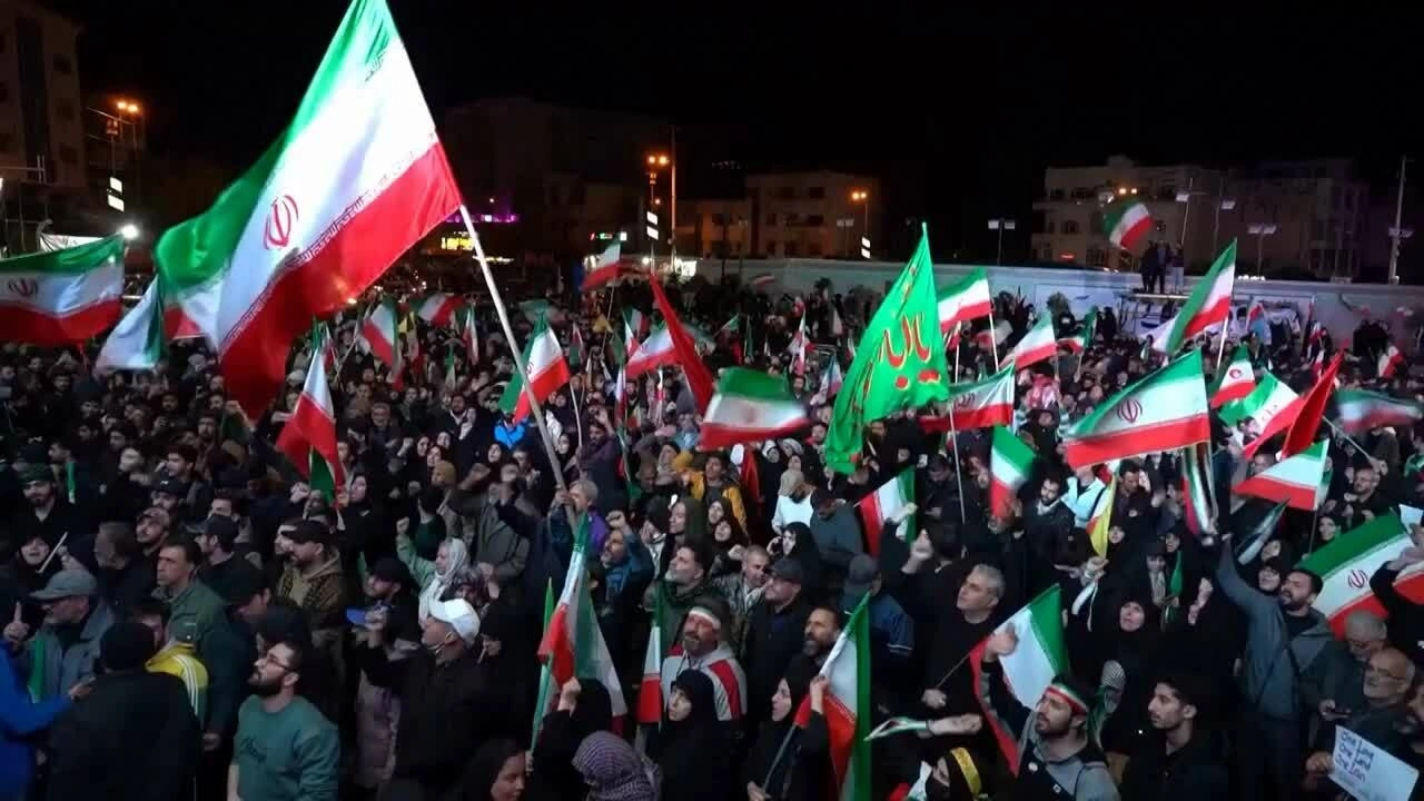 Người dân tập trung trên đường phố Tehran ăn mừng lệnh ngừng bắn