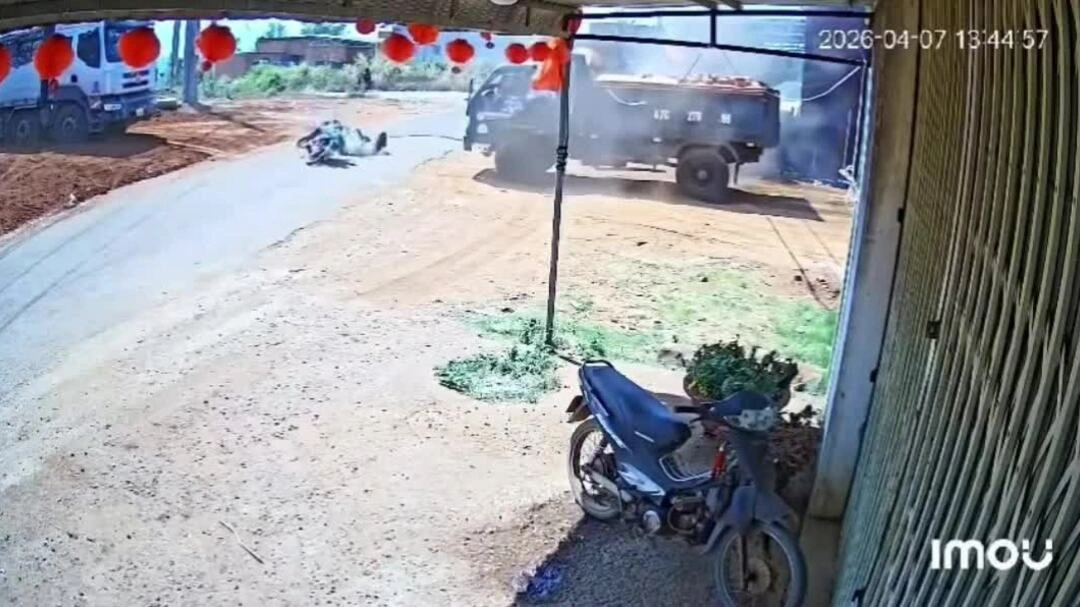 Sợi dây nối hai ôtô hạ đo ván người đi xe máy