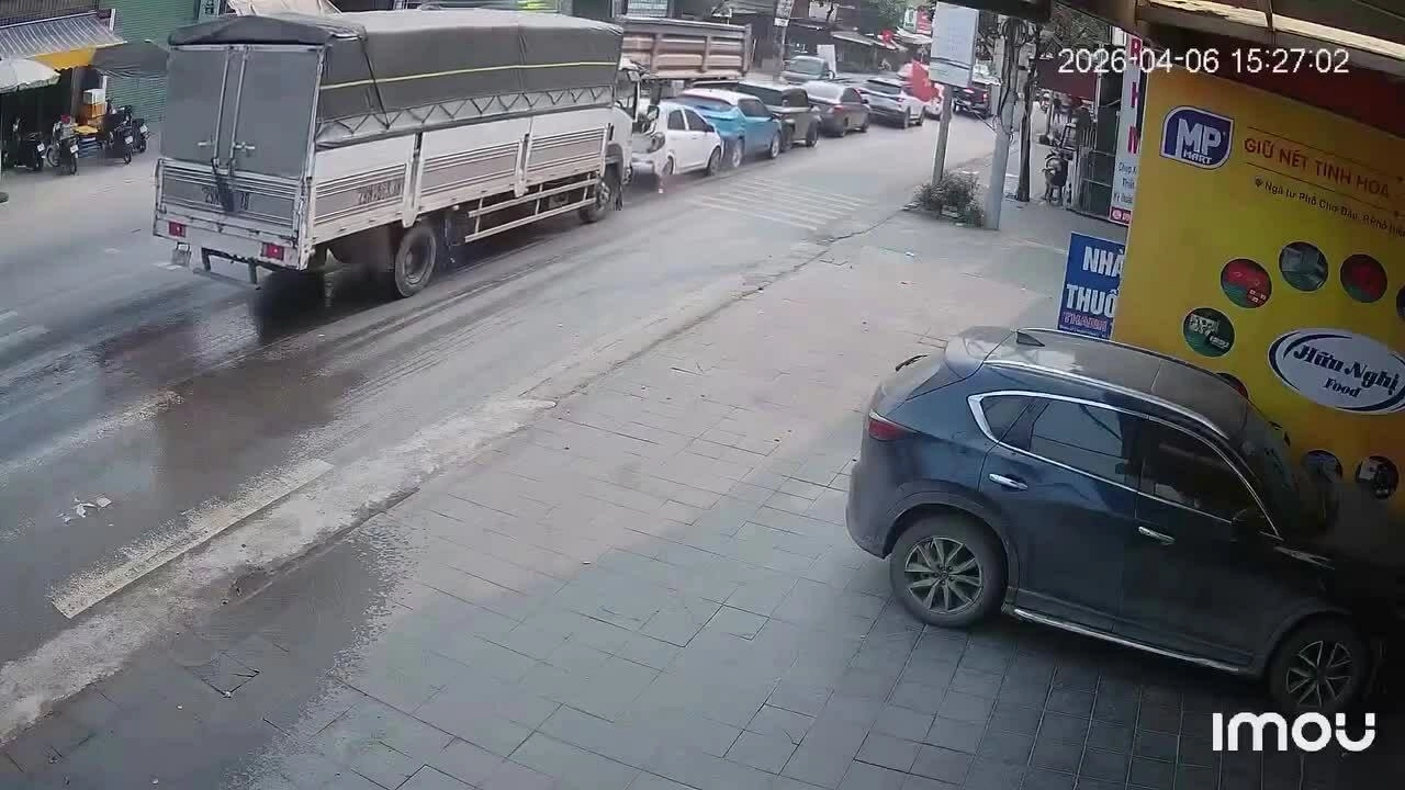 Xe tải đâm dồn toa 4 ôtô