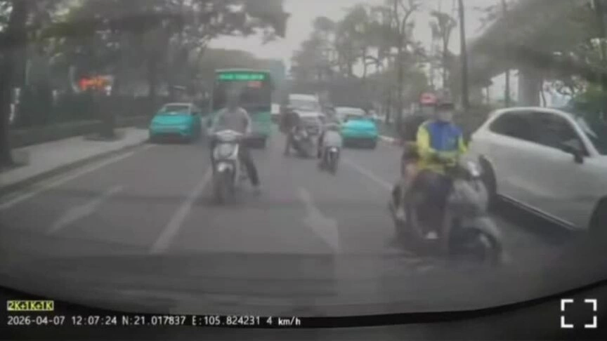 Hai xe máy tự gặp nạn trong cùng một khung hình